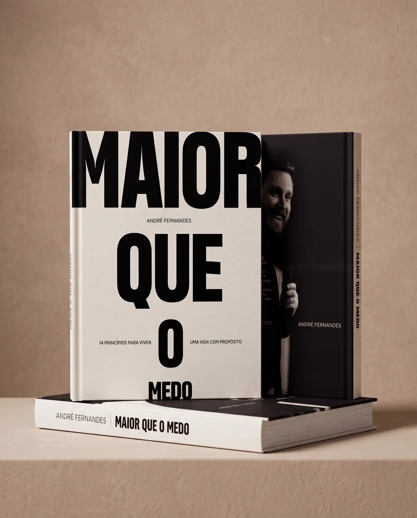 Livro Maior que o Medo, de André Fernandes, em pé ao lado da contracapa com a foto do autor