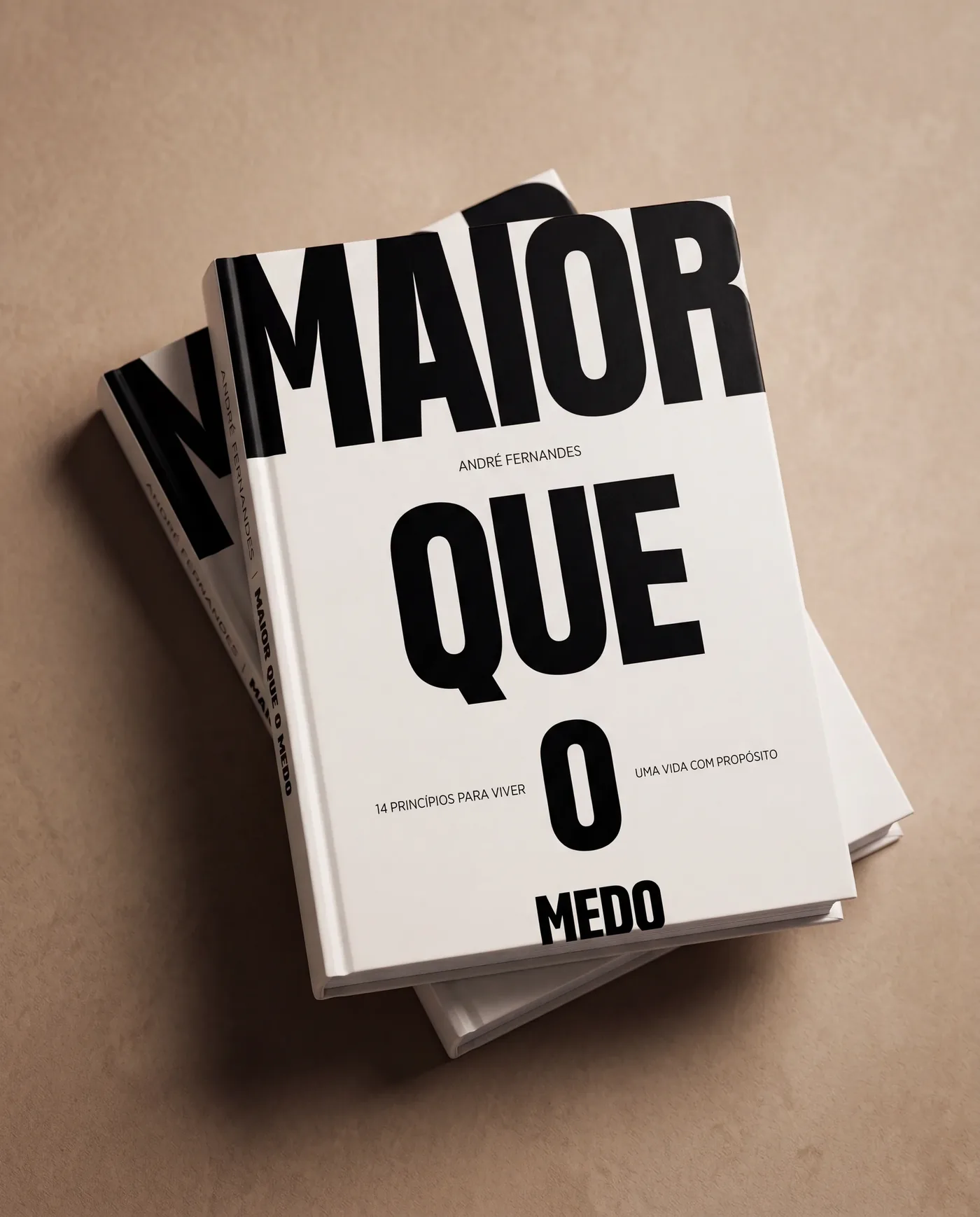 Dois exemplares de Maior que o Medo sobre uma mesa