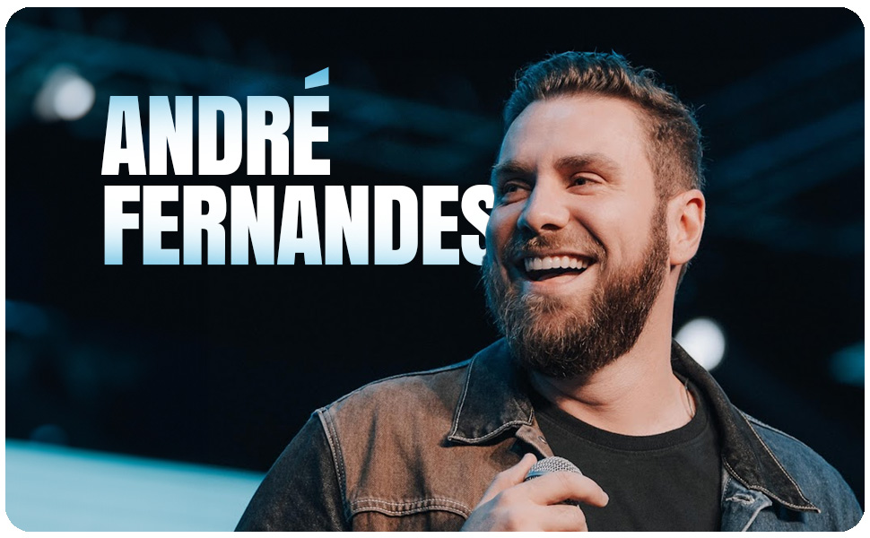 André Fernandes sorrindo em um evento